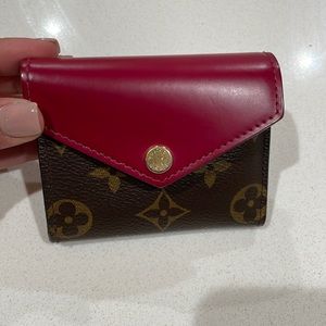 Used Zoe Wallet.Clasp closure doesn’t work. Box and dust bag included